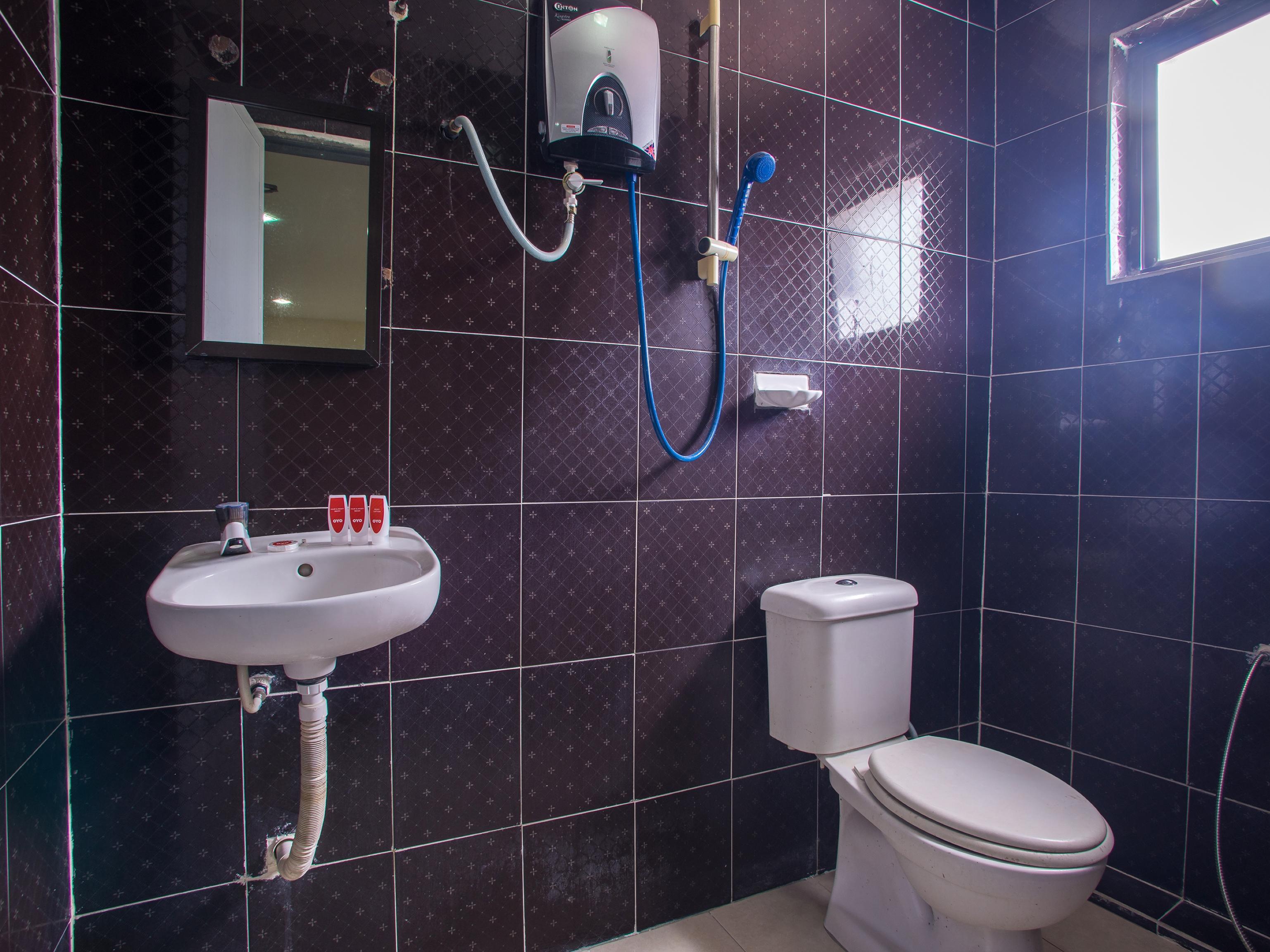 Oyo 44010 Royals Star Hotel