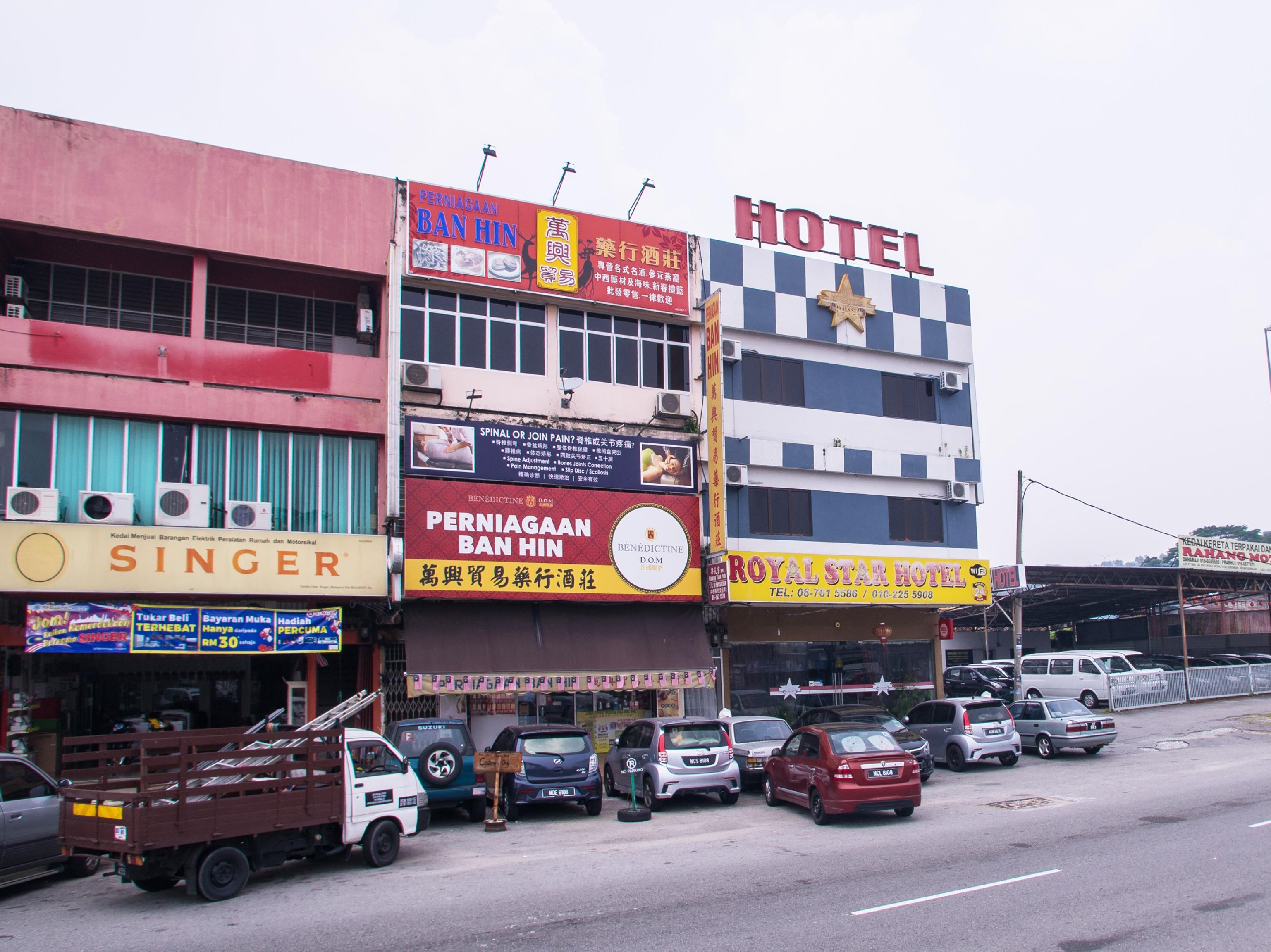 Oyo 44010 Royals Star Hotel 2*
