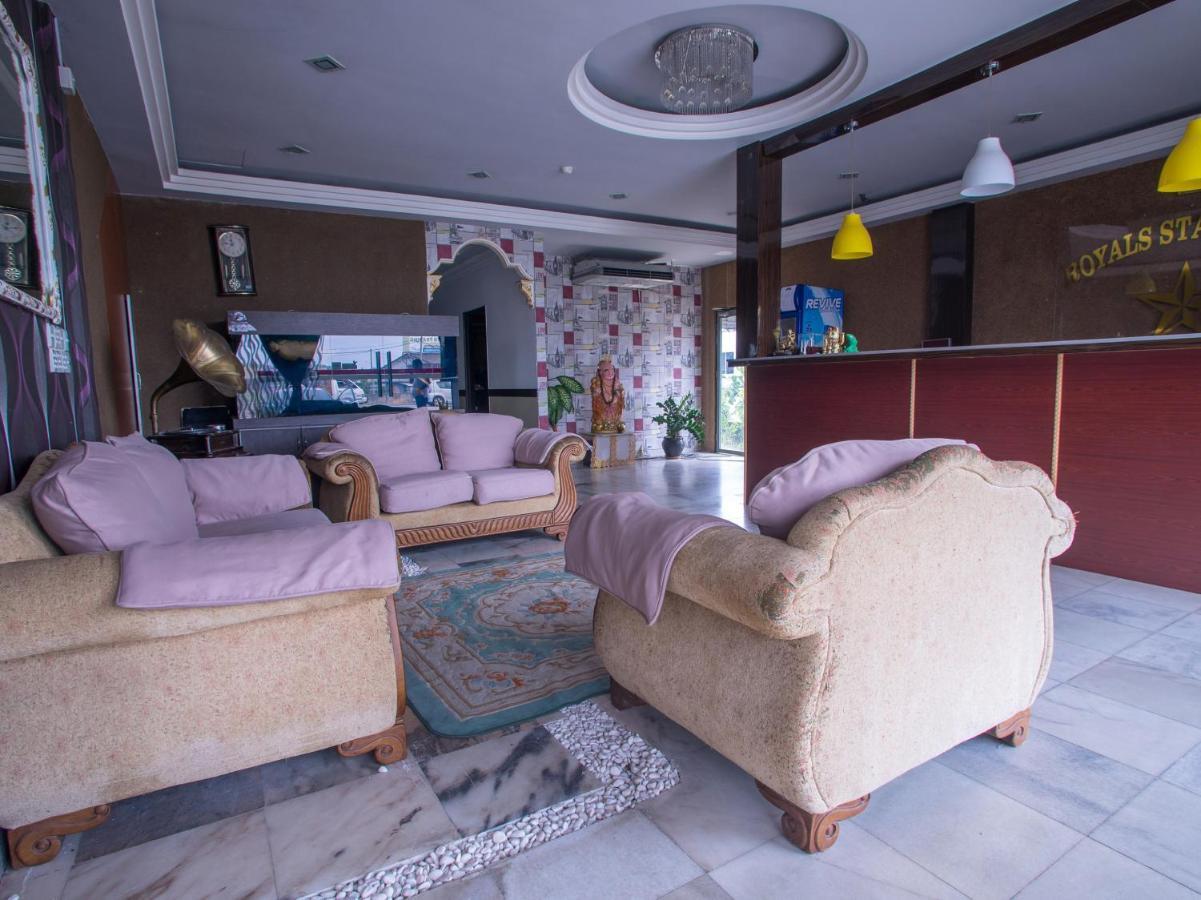 Oyo 44010 Royals Star Hotel